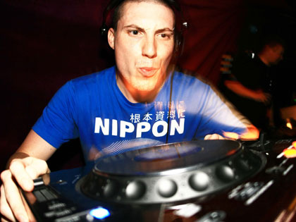 Resonate's SL-DJ dj'ing for Frenzy
